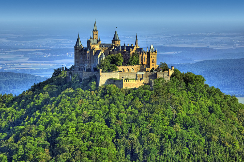 Kurzurlaub im Schwarzwald - Burg Hohenzollern in der Nähe des Schwarzwalds